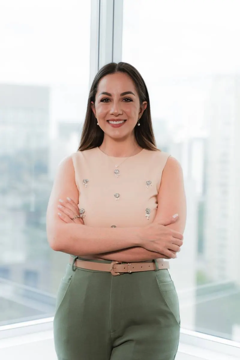 Retrato da Dra. Laielly Abbas, cirurgiã plástica em São Paulo